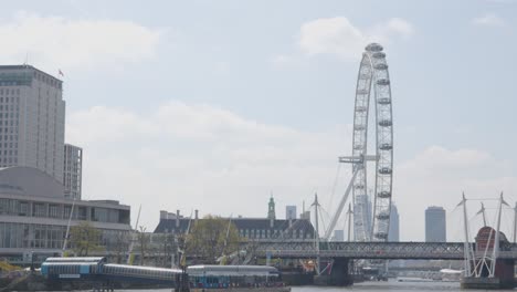 Blick-Vom-Boot-Auf-Die-Themse-Unter-Der-Waterloo-Brücke-Mit-Dem-London-Eye-Und-Den-Parlamentsgebäuden